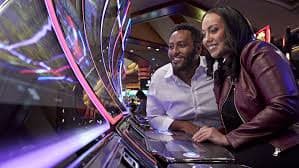 Dealer Live Blackjack qq8821 login dengan kamera multi-sudut di studio profesional